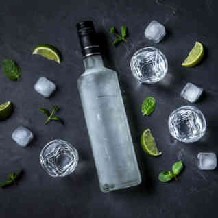 Botella de vodka fría