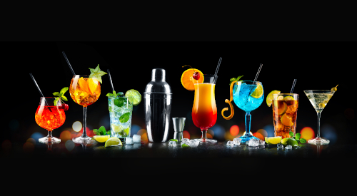 Vari cocktail serviti in bicchieri a palloncino, un bicchiere da margarita, un bicchiere da martini e bicchieri tumbler