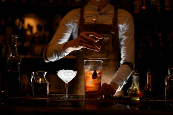 Barman che prepara un cocktail