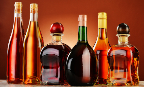 Bottiglie allineate di liquori