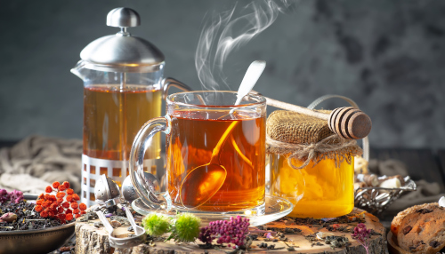 Tasse de thé posée devant une théière