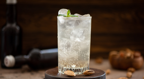 Cocktail servi dans un verre tumbler