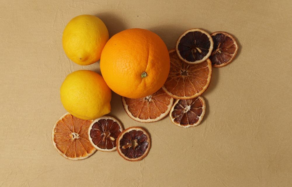oranges et citrons entiers frais et en rondelles déshydratées