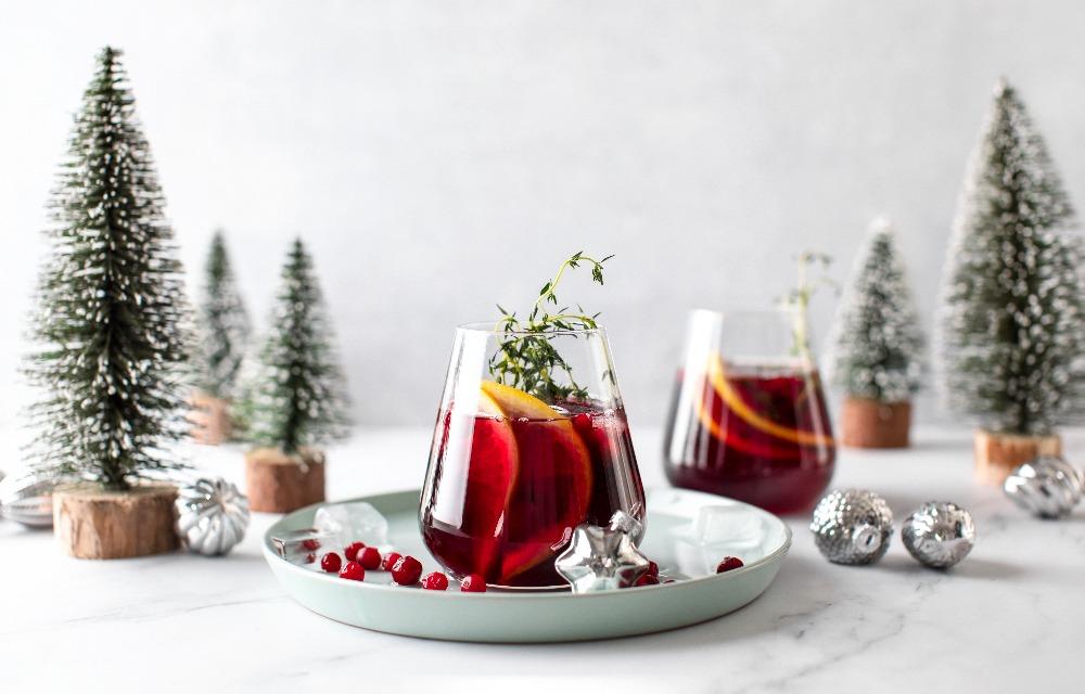 Decorazioni Natalizie: Alberi di Natale Innevati, Cocktail al Gin, Mirtilli Rossi e Ribes.