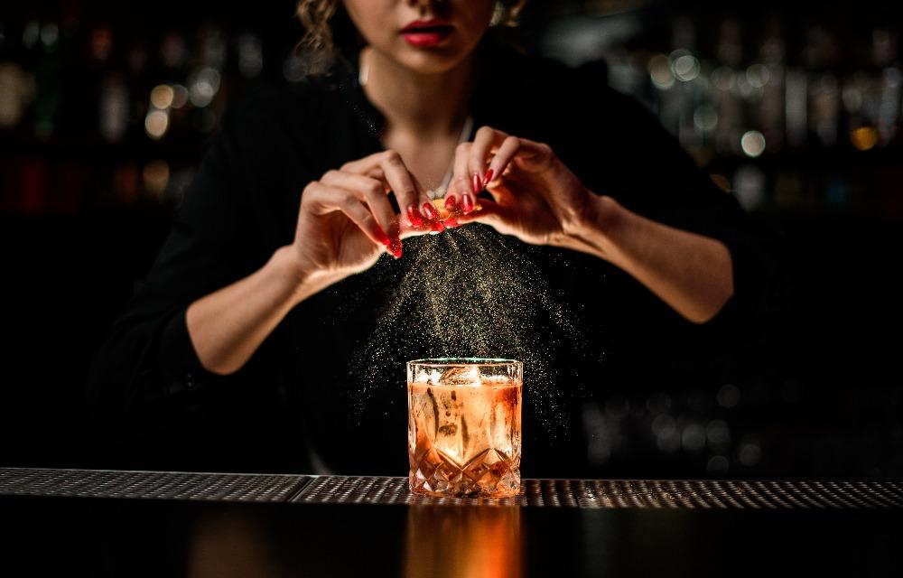 Barista che Prepara un Cocktail