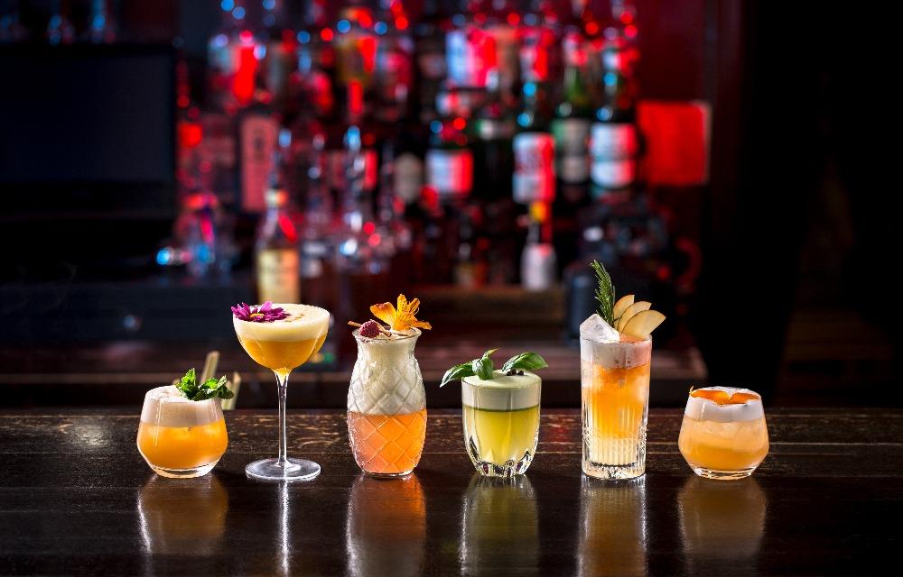 Cocktail alcolici al banco in fila, arredamento da discoteca