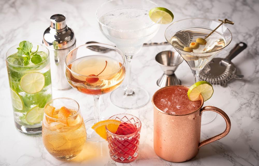 Collection of classic cocktails: Mojito, Moscow Mule, Negroni, Old Fashioned, Manhattan, Margarita, Martini