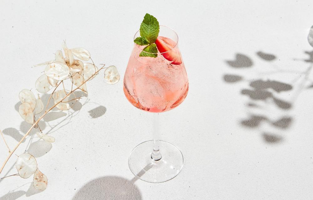 Bicchieri da cocktail senza alcol di colore rosa in un bicchiere a palloncino.